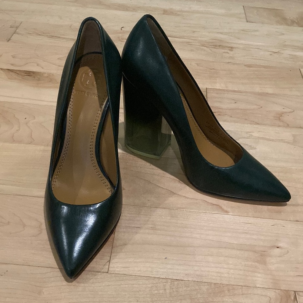 Vintage Tory Burch green leather pointed toe heel with clear/green chunky heel.
